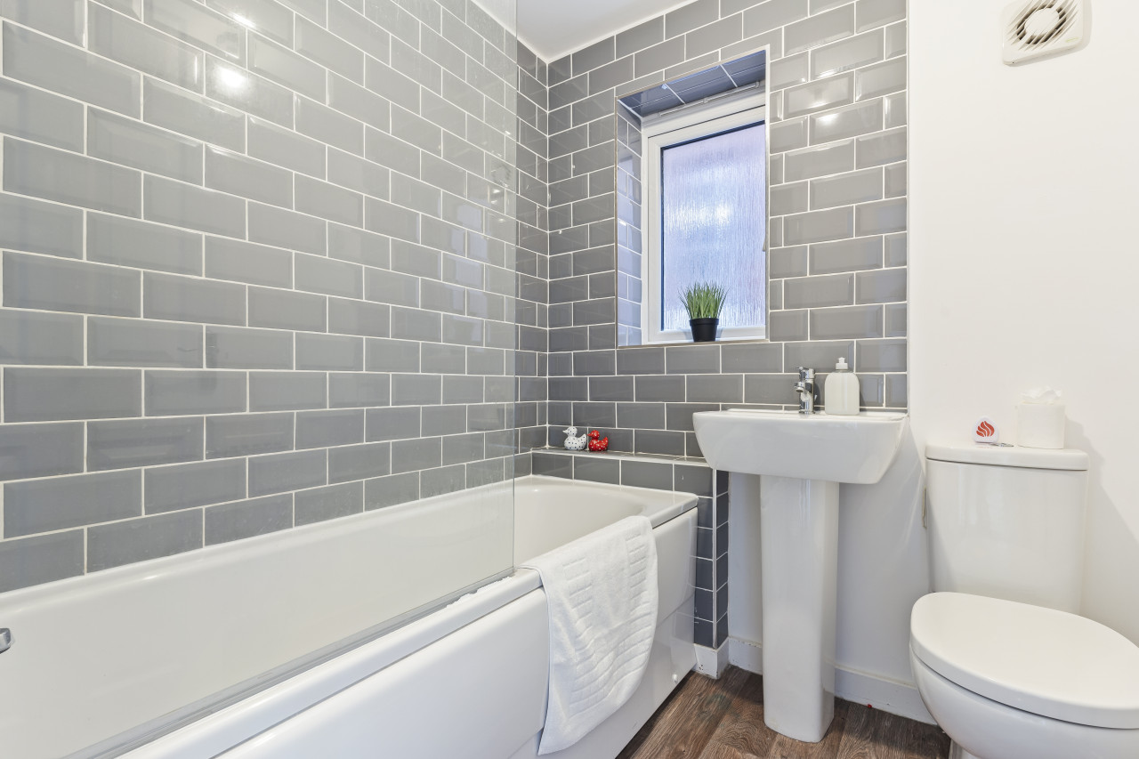 Charming House with Free Parking, Fast WiFi and Smart TV by Yoko Property in 25 Batchelor Close - Property image 12 - VivreStays