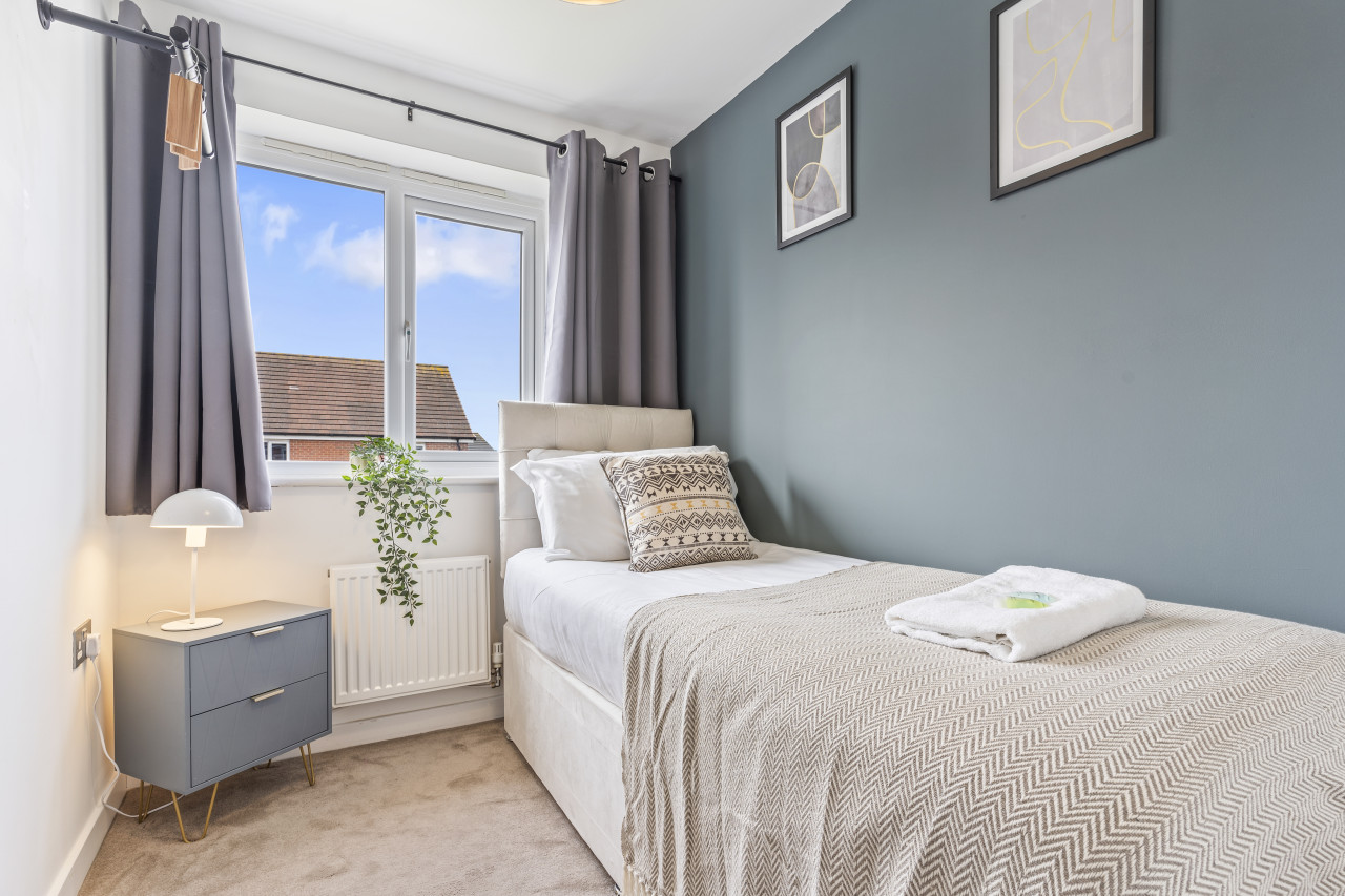 Charming House with Free Parking, Fast WiFi and Smart TV by Yoko Property in 25 Batchelor Close - Property image 11 - VivreStays
