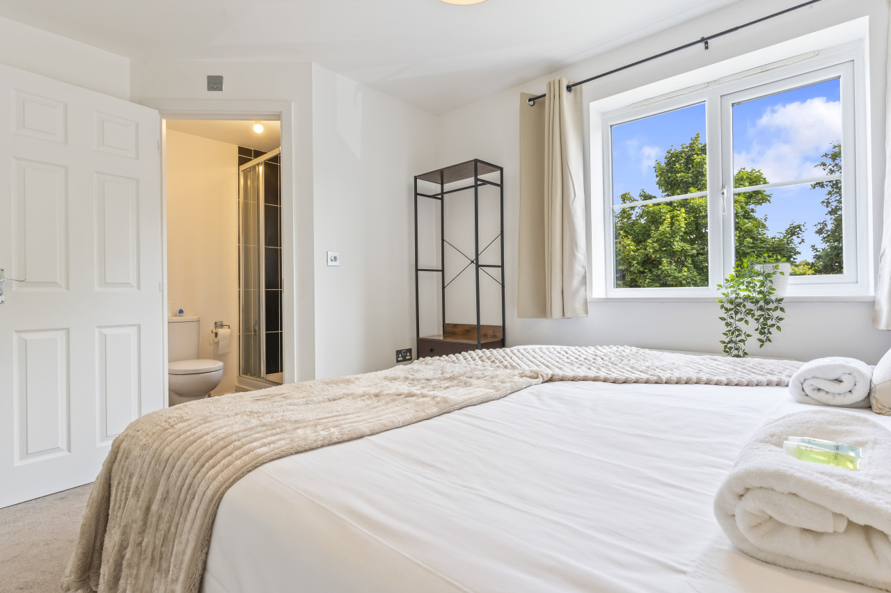 Charming House with Free Parking, Fast WiFi and Smart TV by Yoko Property in 25 Batchelor Close - Property image 3 - VivreStays