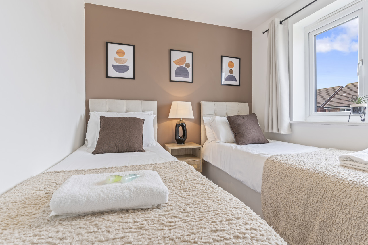 Charming House with Free Parking, Fast WiFi and Smart TV by Yoko Property in 25 Batchelor Close - Property image 7 - VivreStays