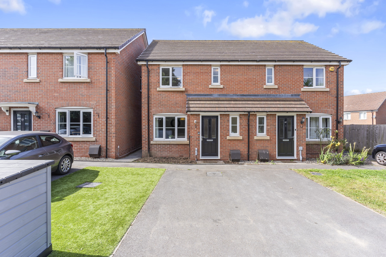 Charming House with Free Parking, Fast WiFi and Smart TV by Yoko Property in 25 Batchelor Close - Property image 26 - VivreStays