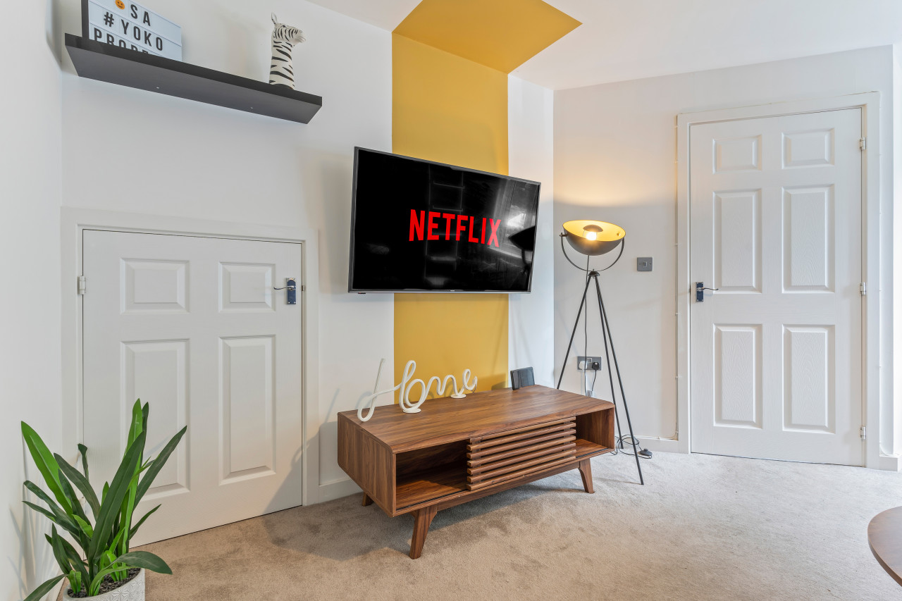 Charming House with Free Parking, Fast WiFi and Smart TV by Yoko Property in 25 Batchelor Close - Property image 16 - VivreStays