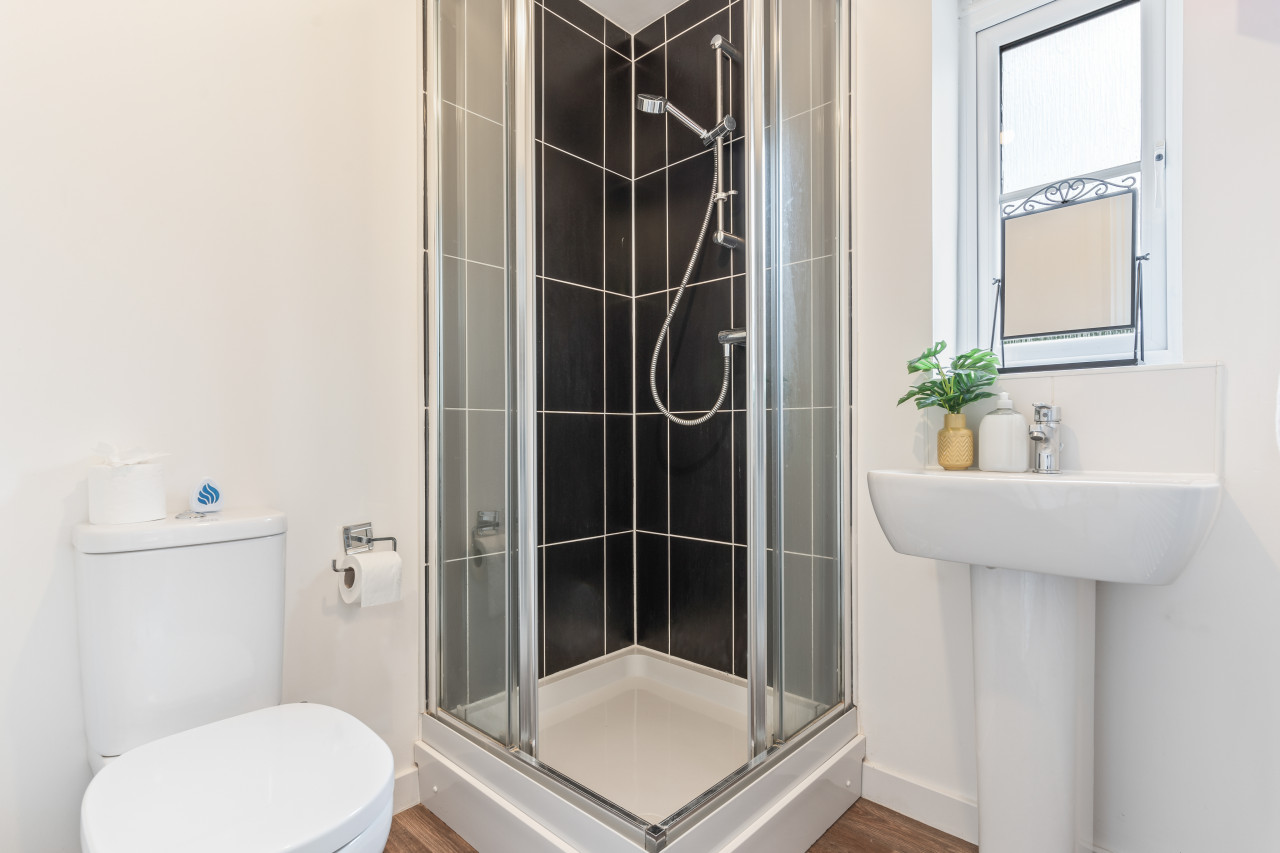 Charming House with Free Parking, Fast WiFi and Smart TV by Yoko Property in 25 Batchelor Close - Property image 4 - VivreStays