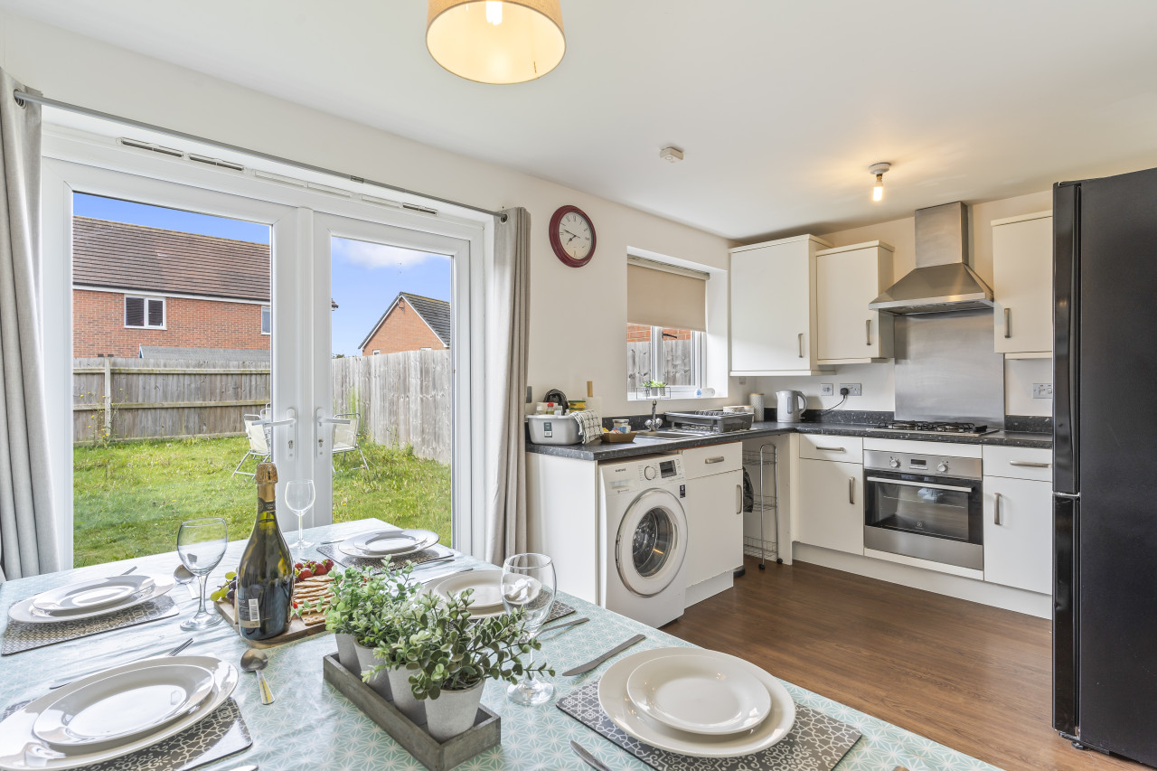 Charming House with Free Parking, Fast WiFi and Smart TV by Yoko Property in 25 Batchelor Close - Property image 17 - VivreStays