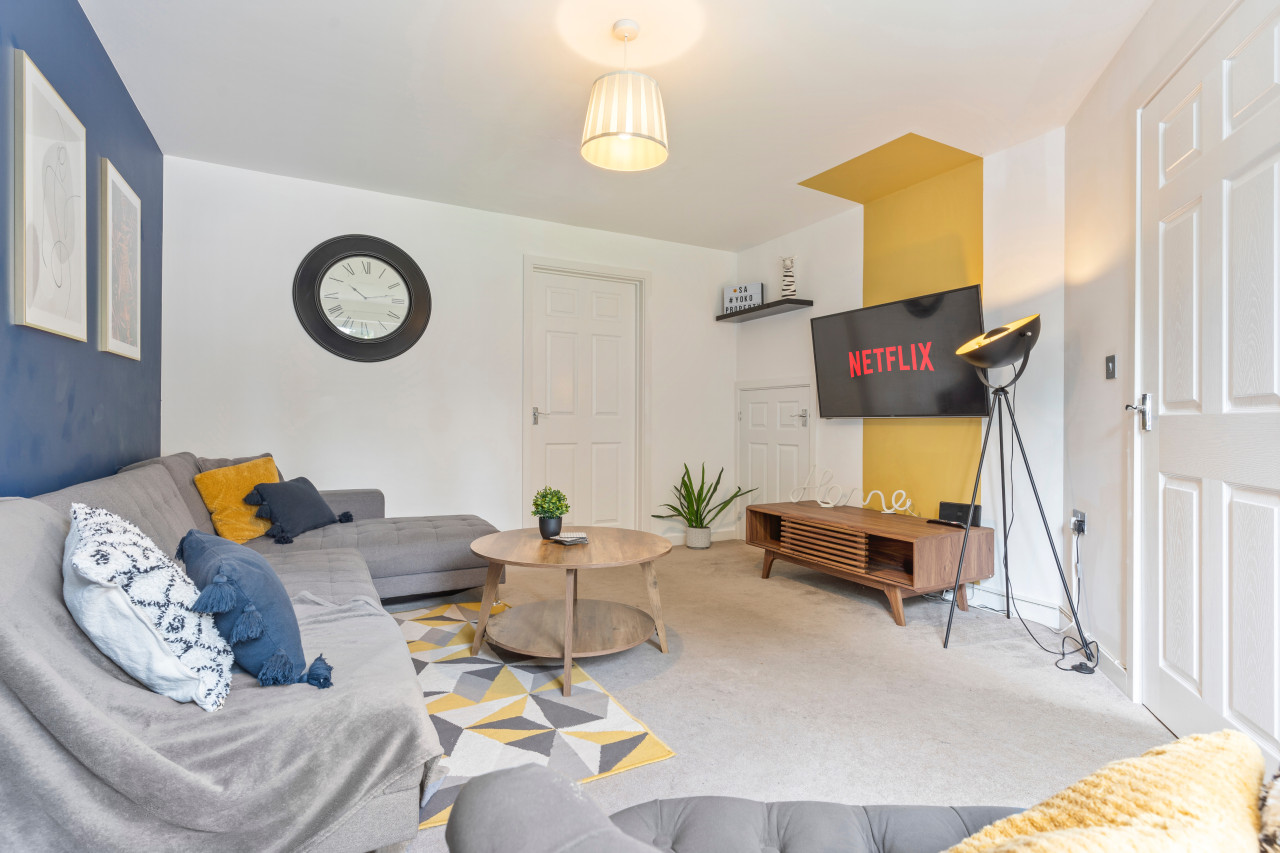 Charming House with Free Parking, Fast WiFi and Smart TV by Yoko Property in 25 Batchelor Close - Property image 15 - VivreStays