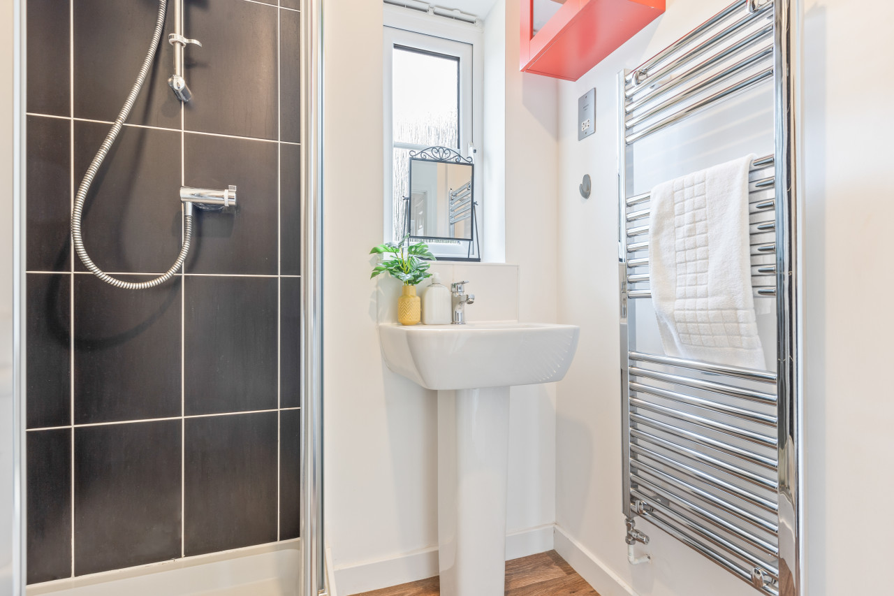 Charming House with Free Parking, Fast WiFi and Smart TV by Yoko Property in 25 Batchelor Close - Property image 5 - VivreStays