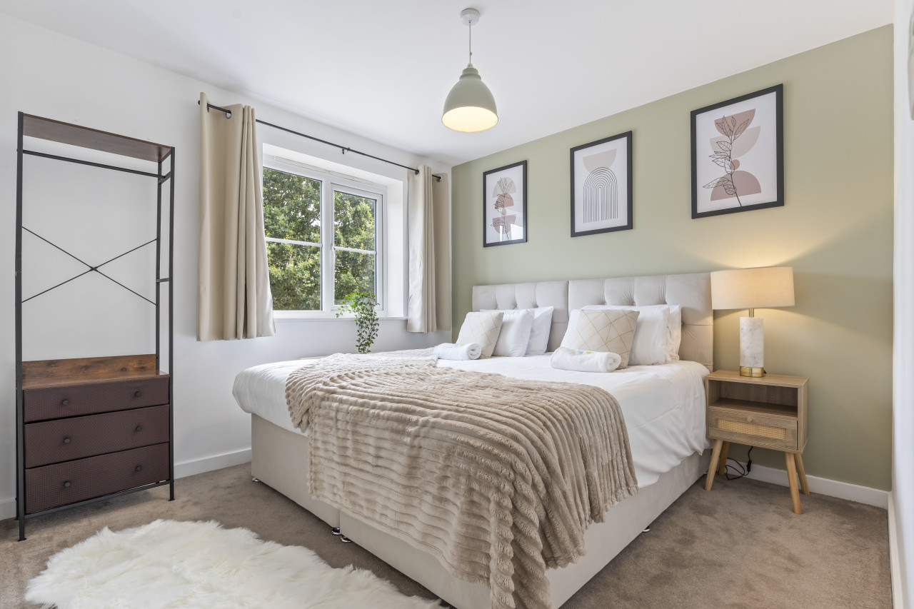 Charming House with Free Parking, Fast WiFi and Smart TV by Yoko Property in 25 Batchelor Close - Property image 2 - VivreStays