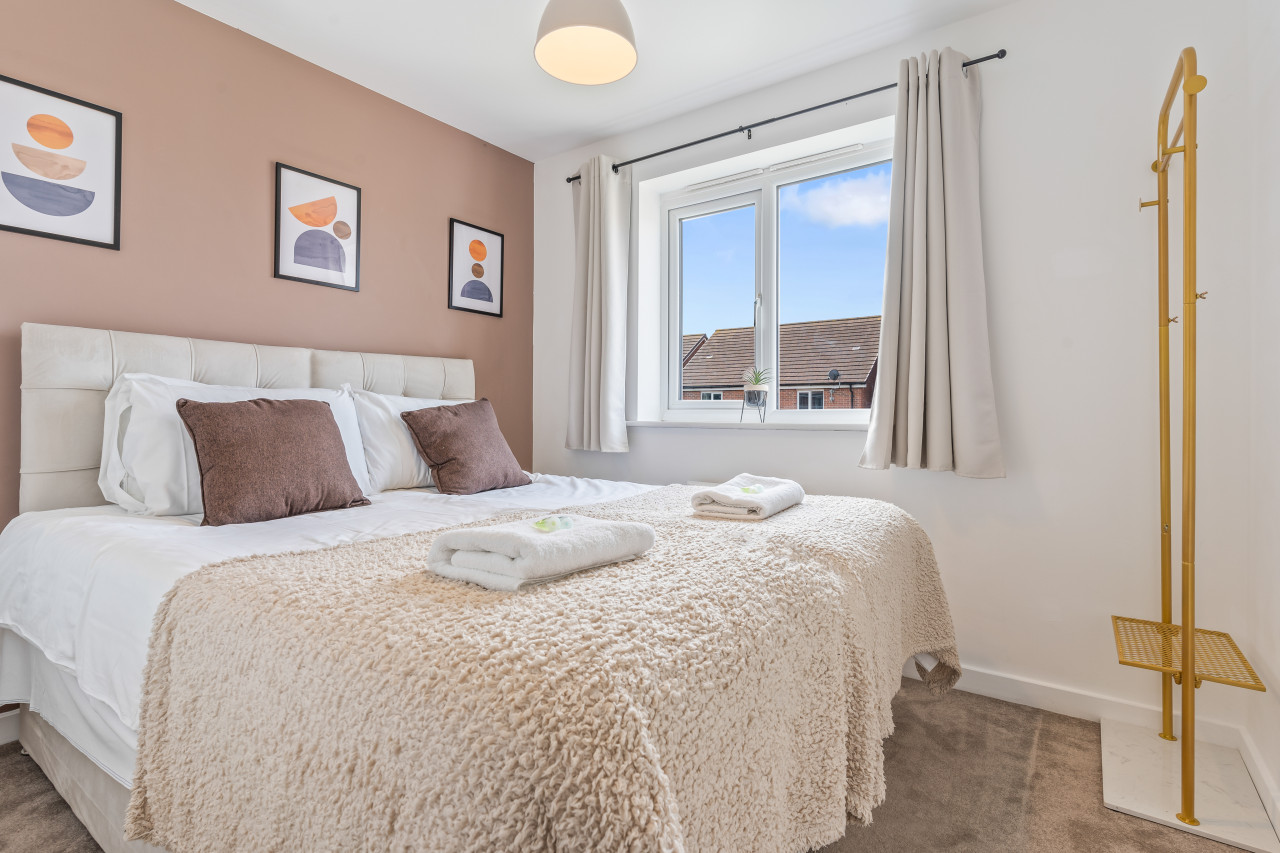 Charming House with Free Parking, Fast WiFi and Smart TV by Yoko Property in 25 Batchelor Close - Property image 6 - VivreStays
