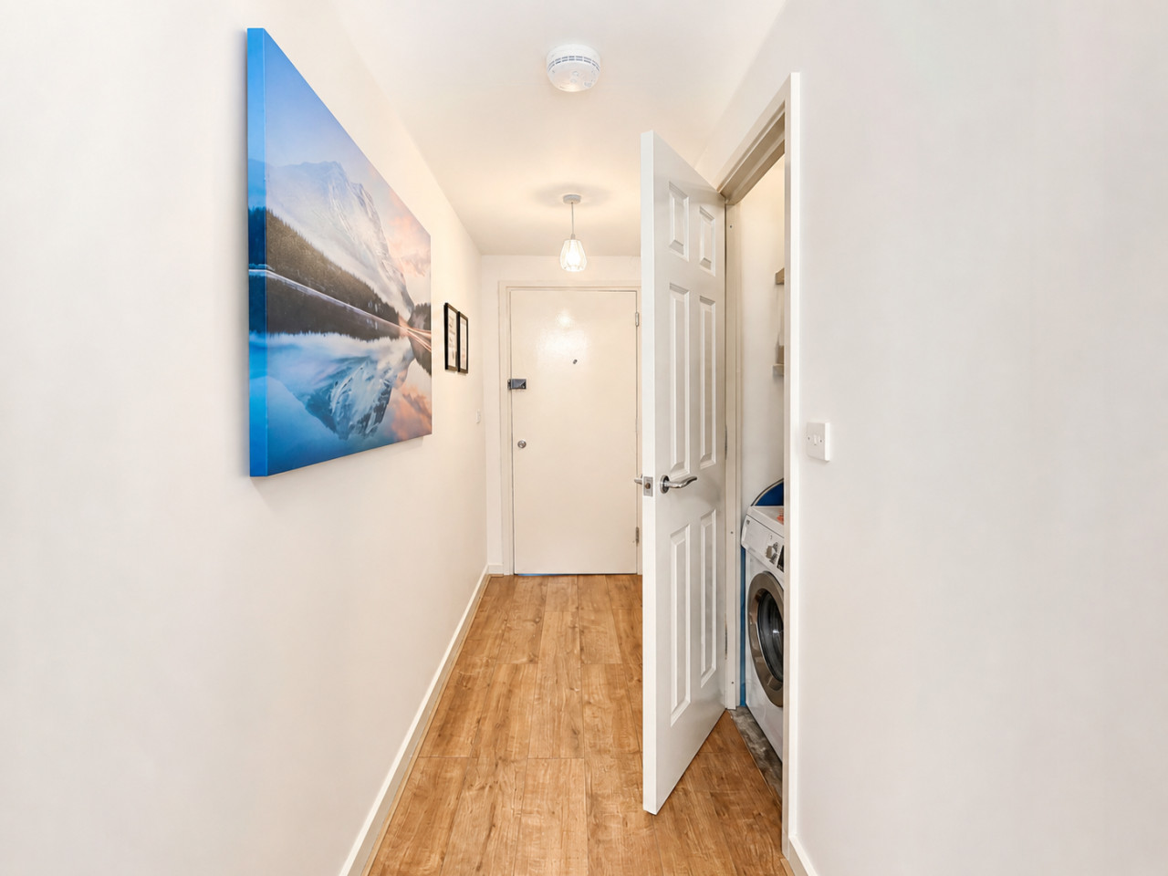 The Hub Apartment • City Centre • Free Parking • Fast WiFi • Self-Check-In in Witan Gate 3 Chelsea House - Property image 14 - VivreStays