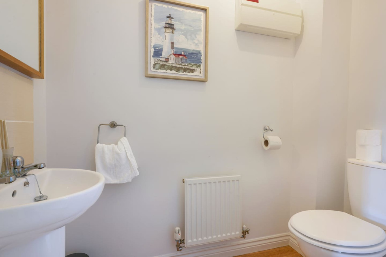 Broughton House • Excellent Location • Driveway Parking • Garden • Smart TVs in Warwick Avenue - Property image 20 - VivreStays