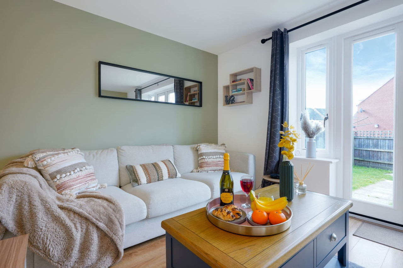 Broughton House • Excellent Location • Driveway Parking • Garden • Smart TVs in Warwick Avenue - Property image 3 - VivreStays