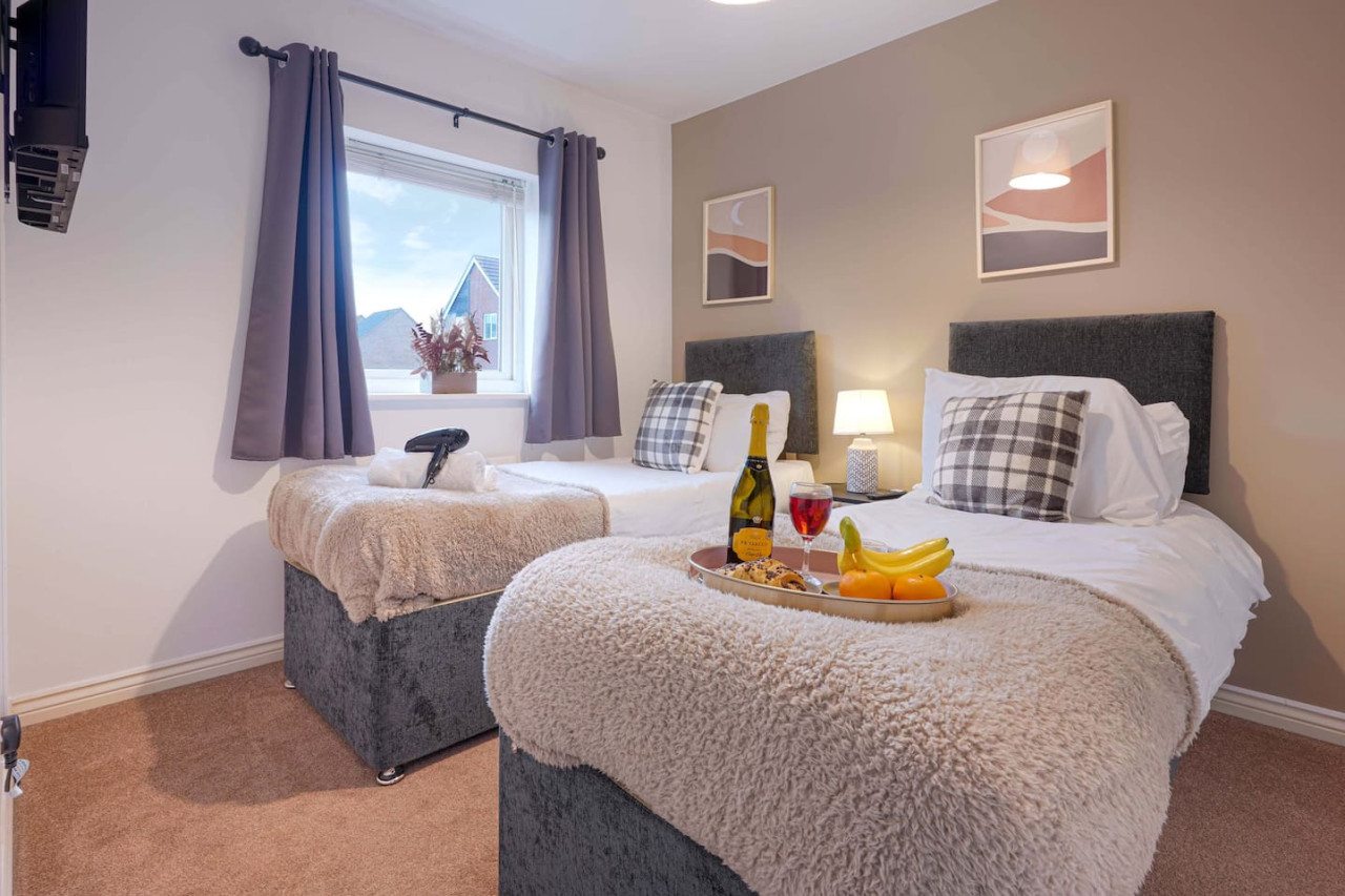 Broughton House • Excellent Location • Driveway Parking • Garden • Smart TVs in Warwick Avenue - Property image 5 - VivreStays