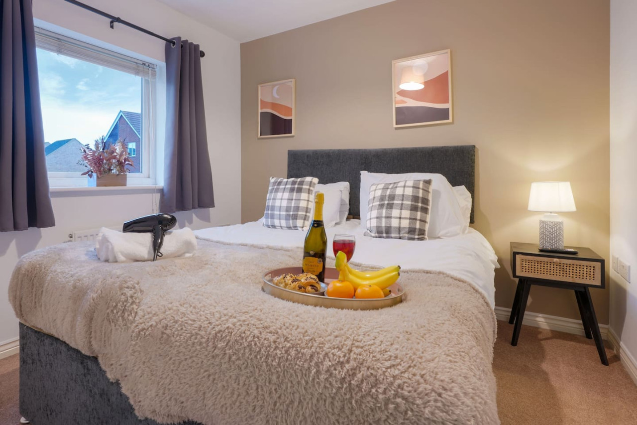 Broughton House • Excellent Location • Driveway Parking • Garden • Smart TVs in Warwick Avenue - Property image 7 - VivreStays
