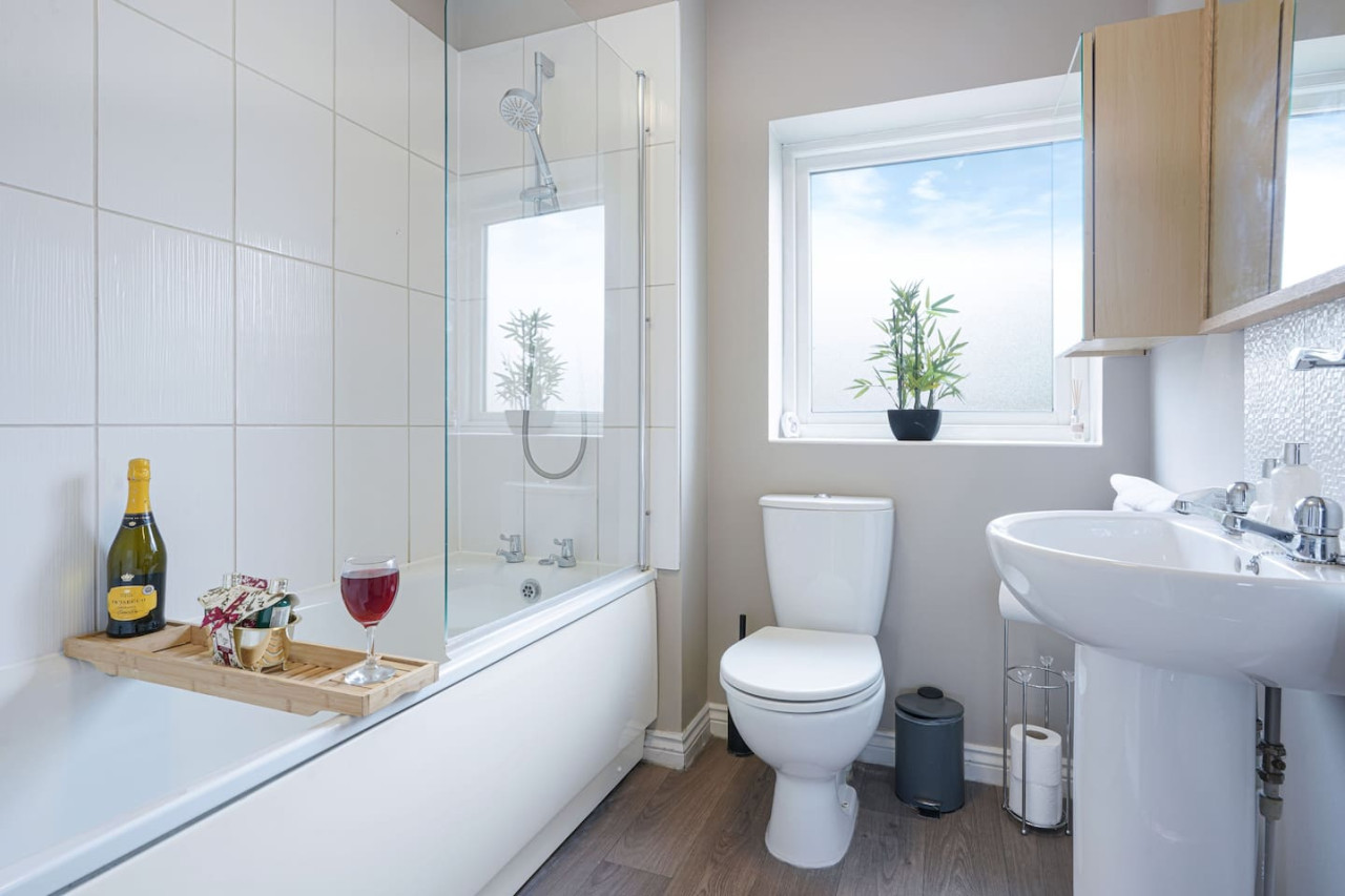 Broughton House • Excellent Location • Driveway Parking • Garden • Smart TVs in Warwick Avenue - Property image 14 - VivreStays