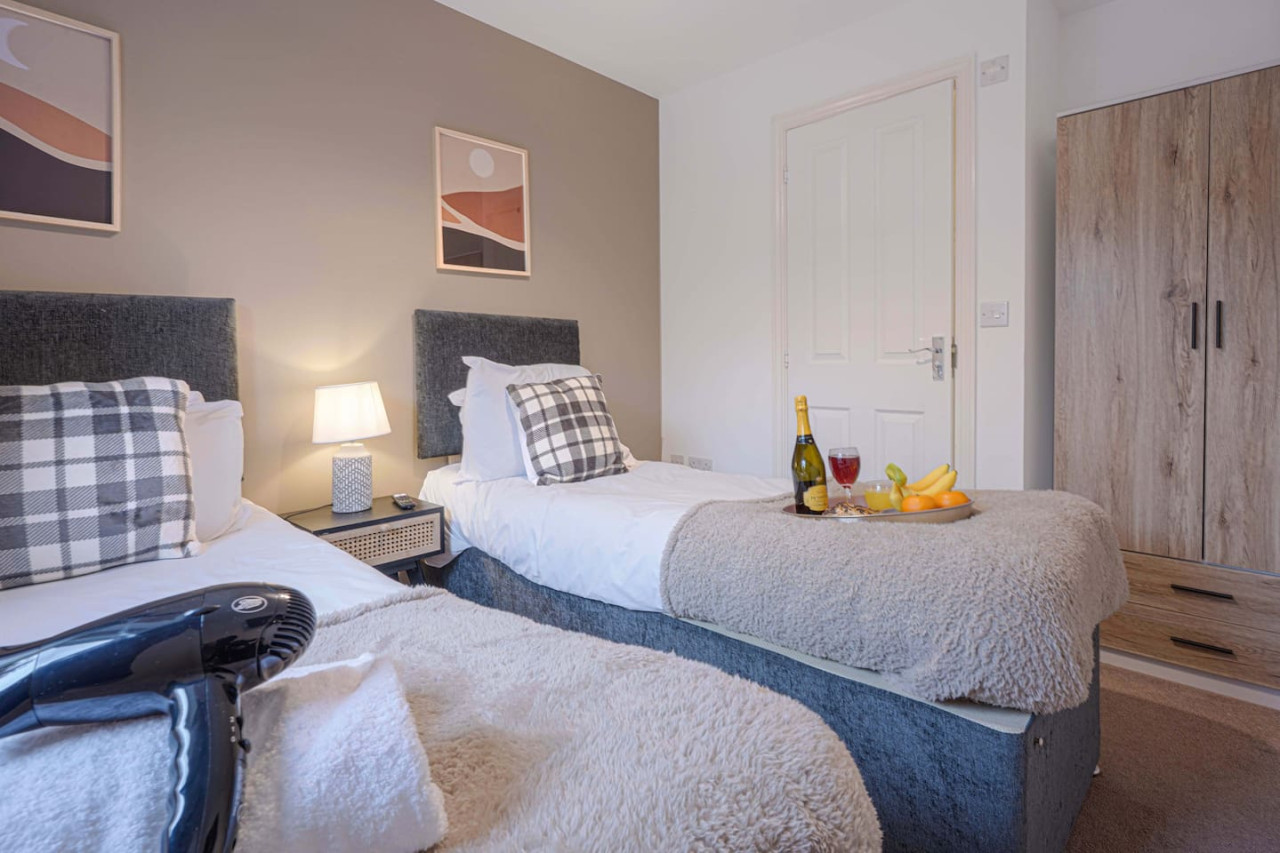 Broughton House • Excellent Location • Driveway Parking • Garden • Smart TVs in Warwick Avenue - Property image 6 - VivreStays