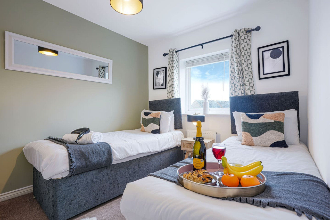 Broughton House • Excellent Location • Driveway Parking • Garden • Smart TVs in Warwick Avenue - Property image 9 - VivreStays