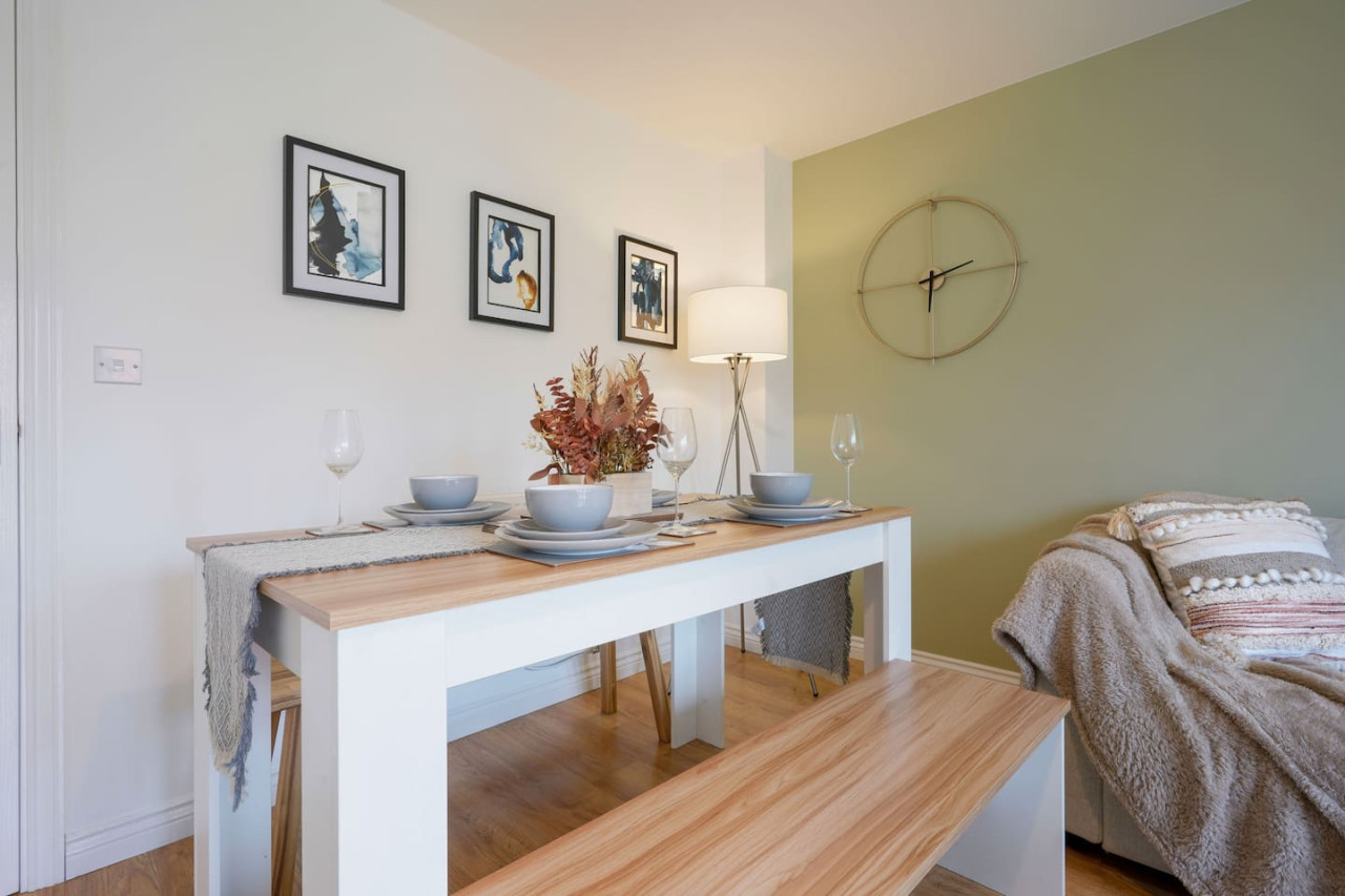 Broughton House • Excellent Location • Driveway Parking • Garden • Smart TVs in Warwick Avenue - Property image 4 - VivreStays