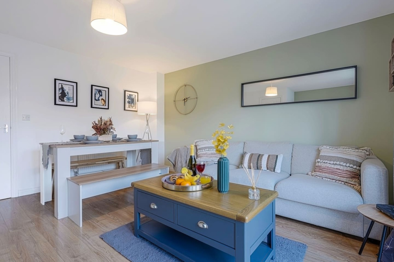 Broughton House • Excellent Location • Driveway Parking • Garden • Smart TVs in Warwick Avenue - Property image 2 - VivreStays