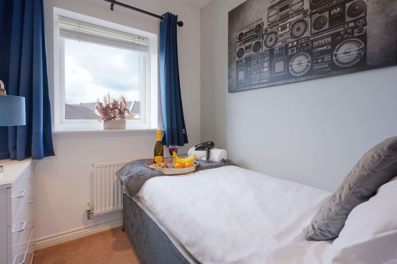 Broughton House • Excellent Location • Driveway Parking • Garden • Smart TVs in Warwick Avenue - Property image 16 - VivreStays