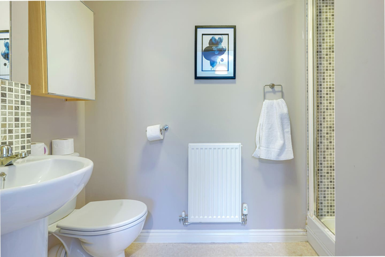 Broughton House • Excellent Location • Driveway Parking • Garden • Smart TVs in Warwick Avenue - Property image 8 - VivreStays