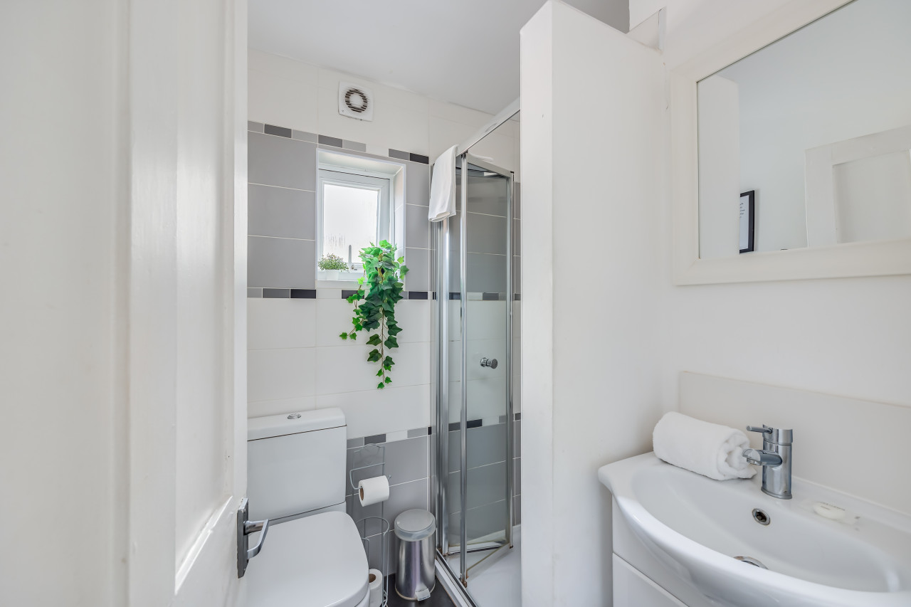 Elegant House • City Centre • Pool Table • Free Parking • Fast WiFi • Smart TVs • Self-Check-In in 145 Lutterworth Road - Property image 4 - VivreStays