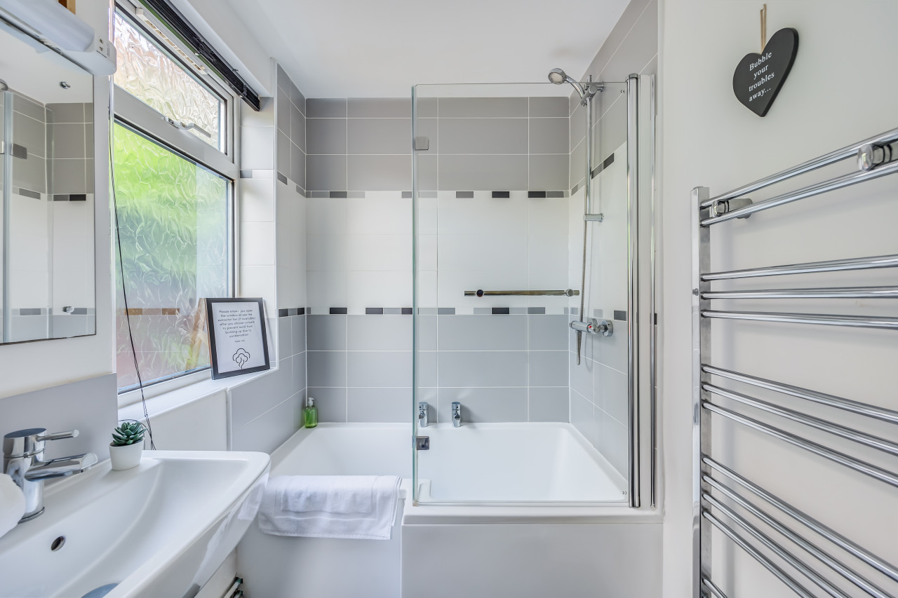 Elegant House • City Centre • Pool Table • Free Parking • Fast WiFi • Smart TVs • Self-Check-In in 145 Lutterworth Road - Property image 12 - VivreStays