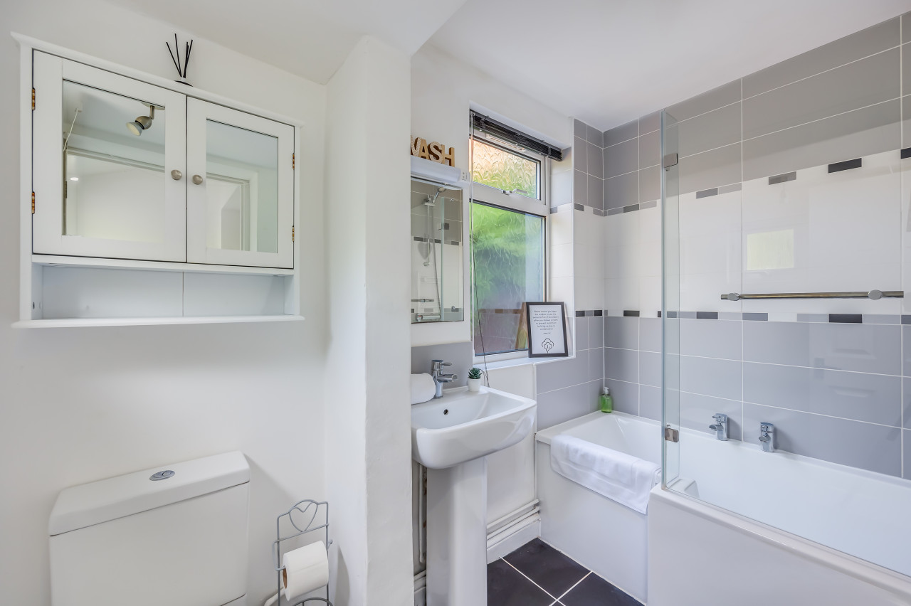 Elegant House • City Centre • Pool Table • Free Parking • Fast WiFi • Smart TVs • Self-Check-In in 145 Lutterworth Road - Property image 11 - VivreStays