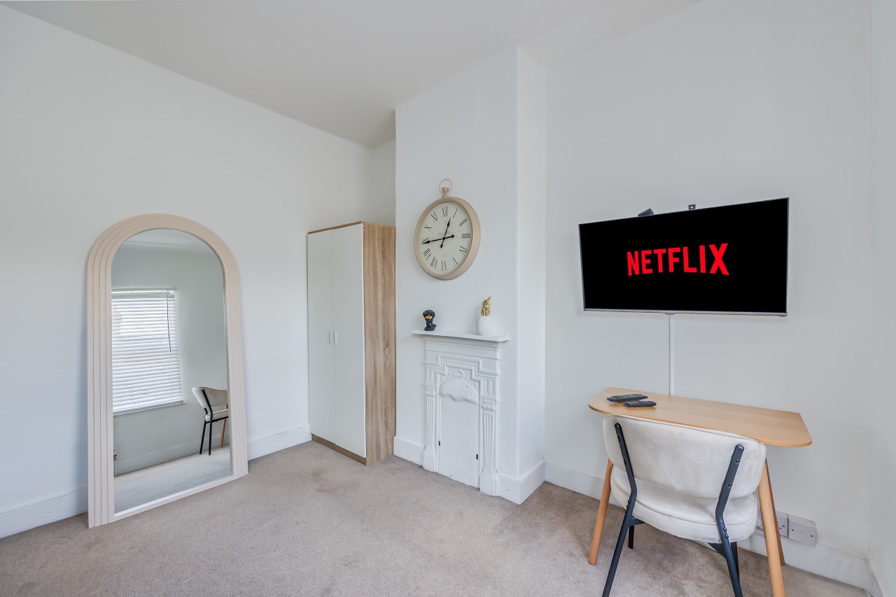 Elegant House • City Centre • Pool Table • Free Parking • Fast WiFi • Smart TVs • Self-Check-In in 145 Lutterworth Road - Property image 5 - VivreStays