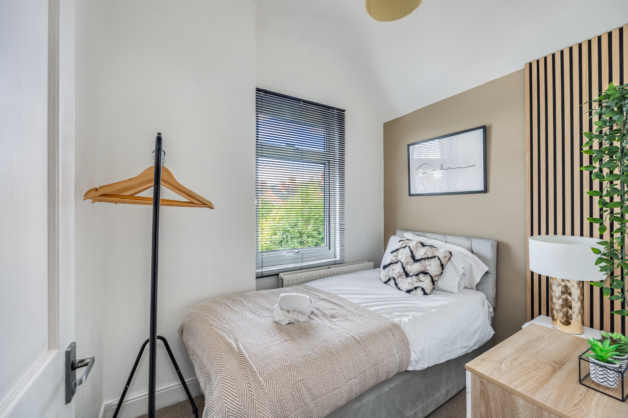 Elegant House • City Centre • Pool Table • Free Parking • Fast WiFi • Smart TVs • Self-Check-In in 145 Lutterworth Road - Property image 9 - VivreStays