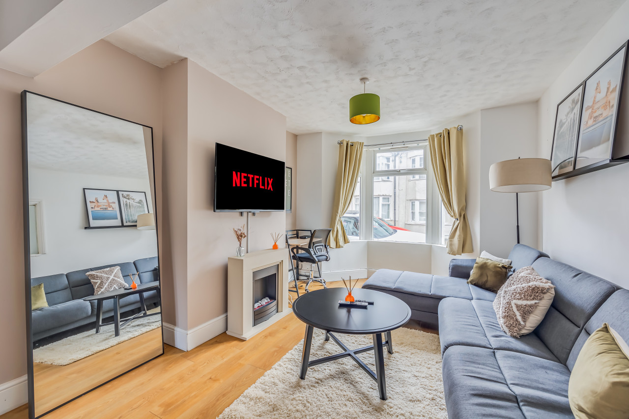 Elegant House • City Centre • Pool Table • Free Parking • Fast WiFi • Smart TVs • Self-Check-In in 145 Lutterworth Road - Property image 14 - VivreStays