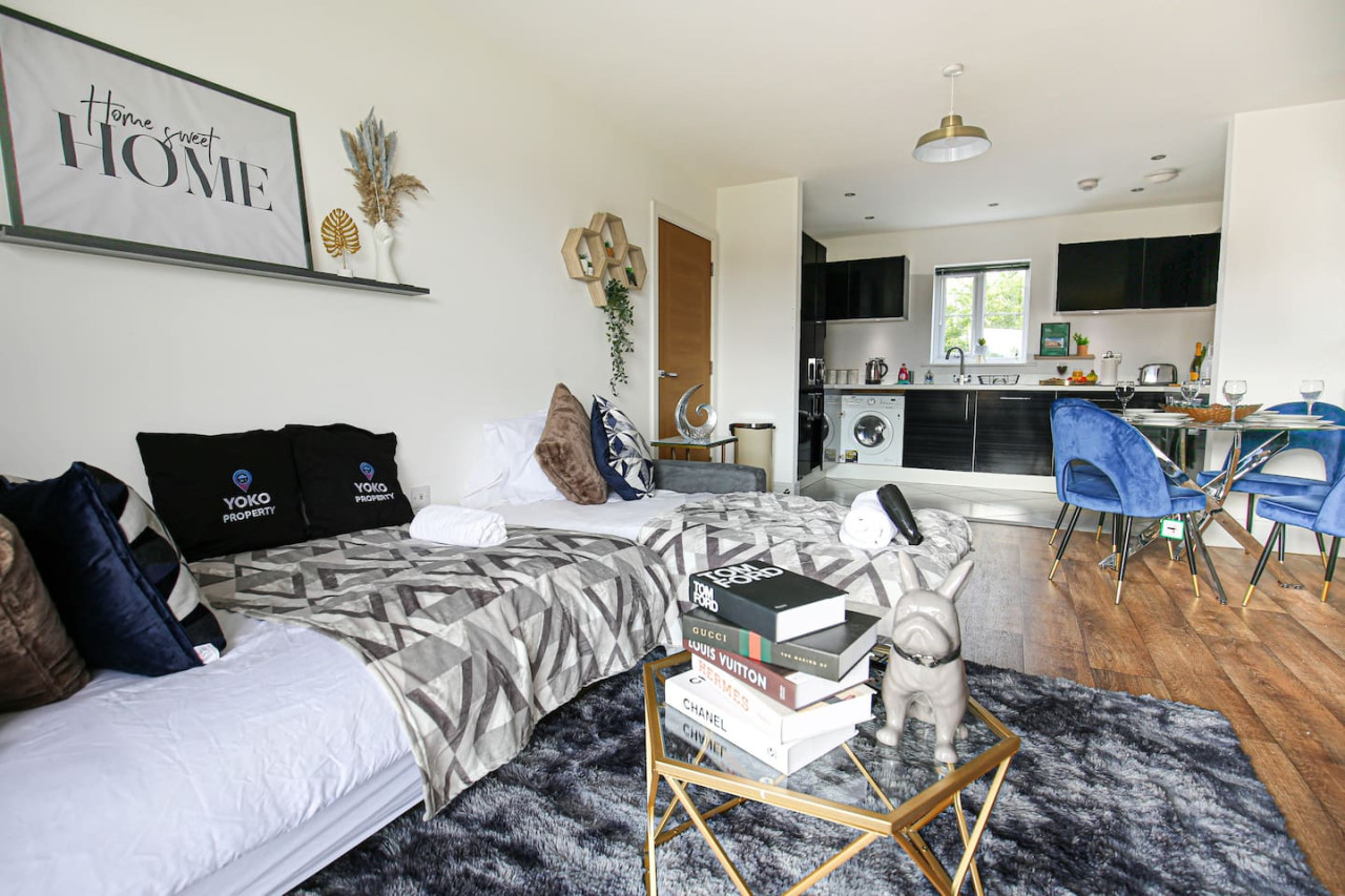 Luxury Apartment with Balcony, Parking & Fast Wifi in 92 Rowditch Furlong Flat 5 - Property image 5 - VivreStays