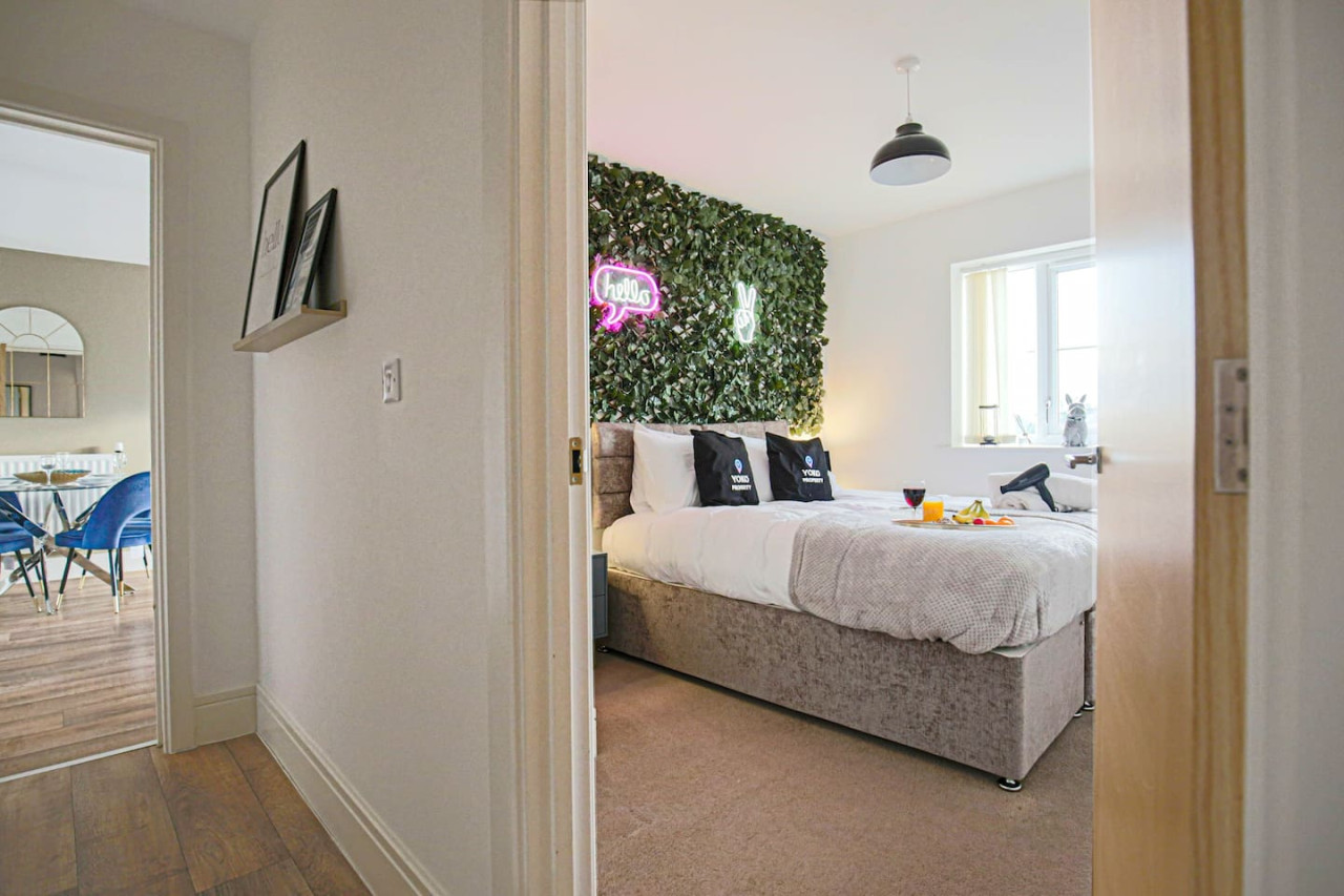 Luxury Apartment with Balcony, Parking & Fast Wifi in 92 Rowditch Furlong Flat 5 - Property image 21 - VivreStays