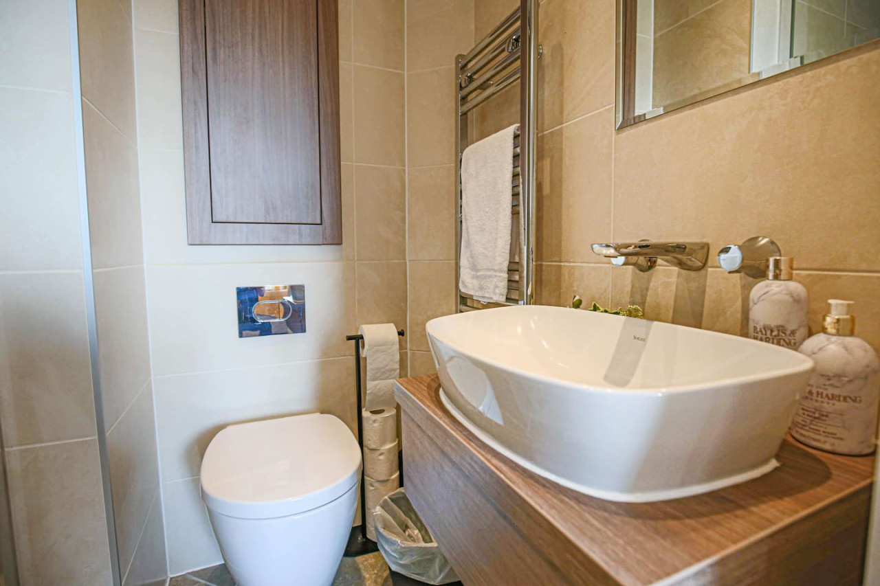 Luxury Apartment with Balcony, Parking & Fast Wifi in 92 Rowditch Furlong Flat 5 - Property image 15 - VivreStays