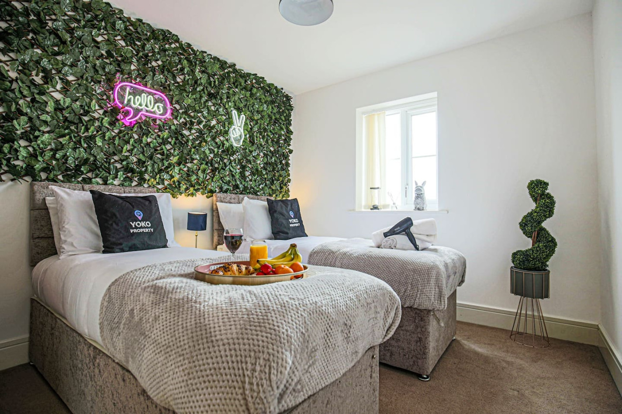 Luxury Apartment with Balcony, Parking & Fast Wifi in 92 Rowditch Furlong Flat 5 - Property image 16 - VivreStays