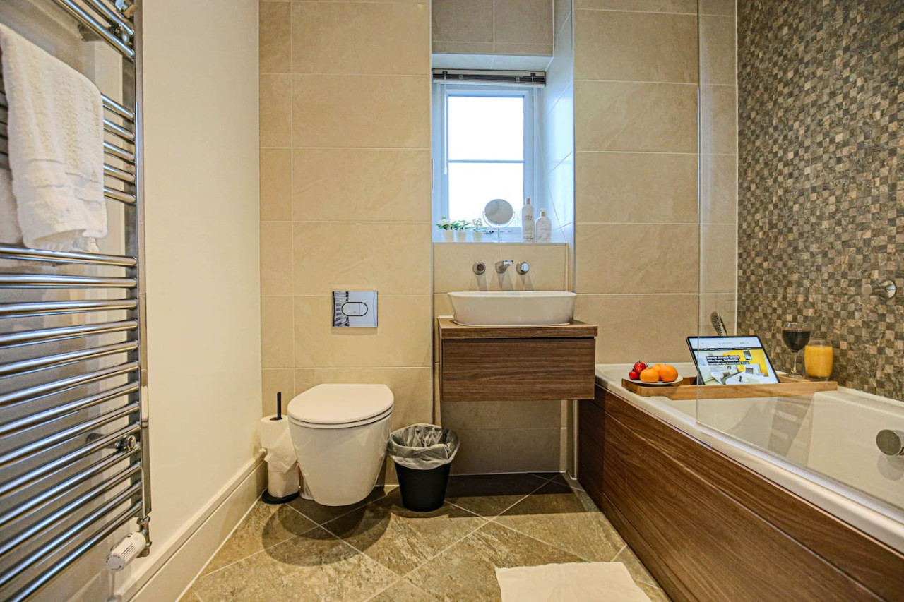 Luxury Apartment with Balcony, Parking & Fast Wifi in 92 Rowditch Furlong Flat 5 - Property image 22 - VivreStays