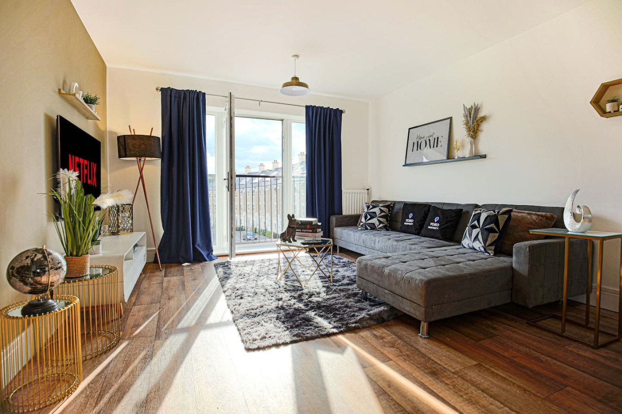 Luxury Apartment with Balcony, Parking & Fast Wifi in 92 Rowditch Furlong Flat 5 - Property image 3 - VivreStays