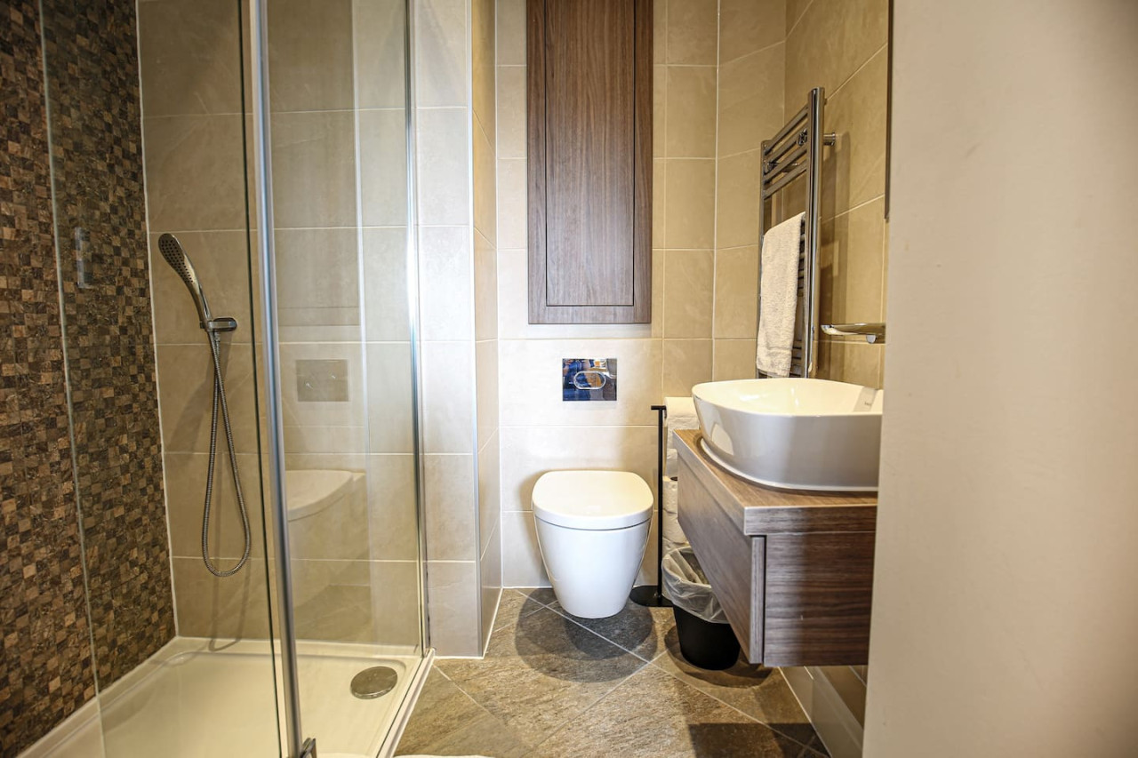 Luxury Apartment with Balcony, Parking & Fast Wifi in 92 Rowditch Furlong Flat 5 - Property image 14 - VivreStays