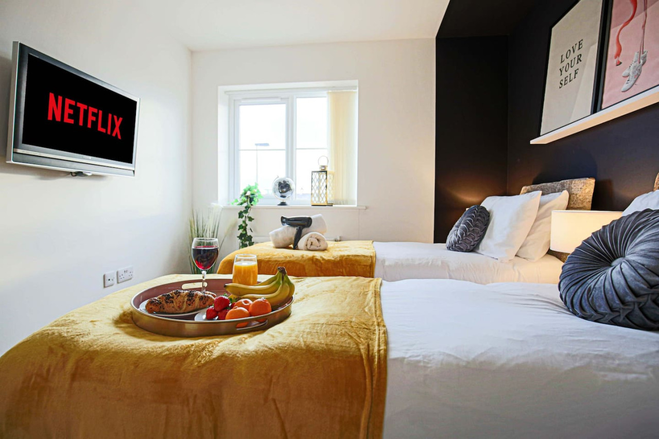 Luxury Apartment with Balcony, Parking & Fast Wifi in 92 Rowditch Furlong Flat 5 - Property image 13 - VivreStays