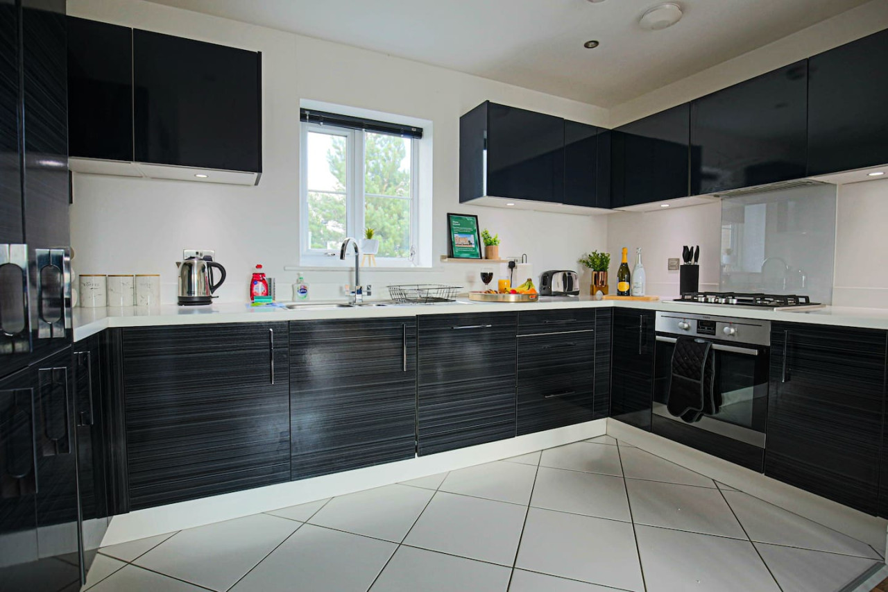 Luxury Apartment with Balcony, Parking & Fast Wifi in 92 Rowditch Furlong Flat 5 - Property image 8 - VivreStays