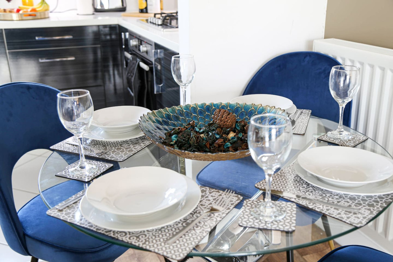 Luxury Apartment with Balcony, Parking & Fast Wifi in 92 Rowditch Furlong Flat 5 - Property image 7 - VivreStays