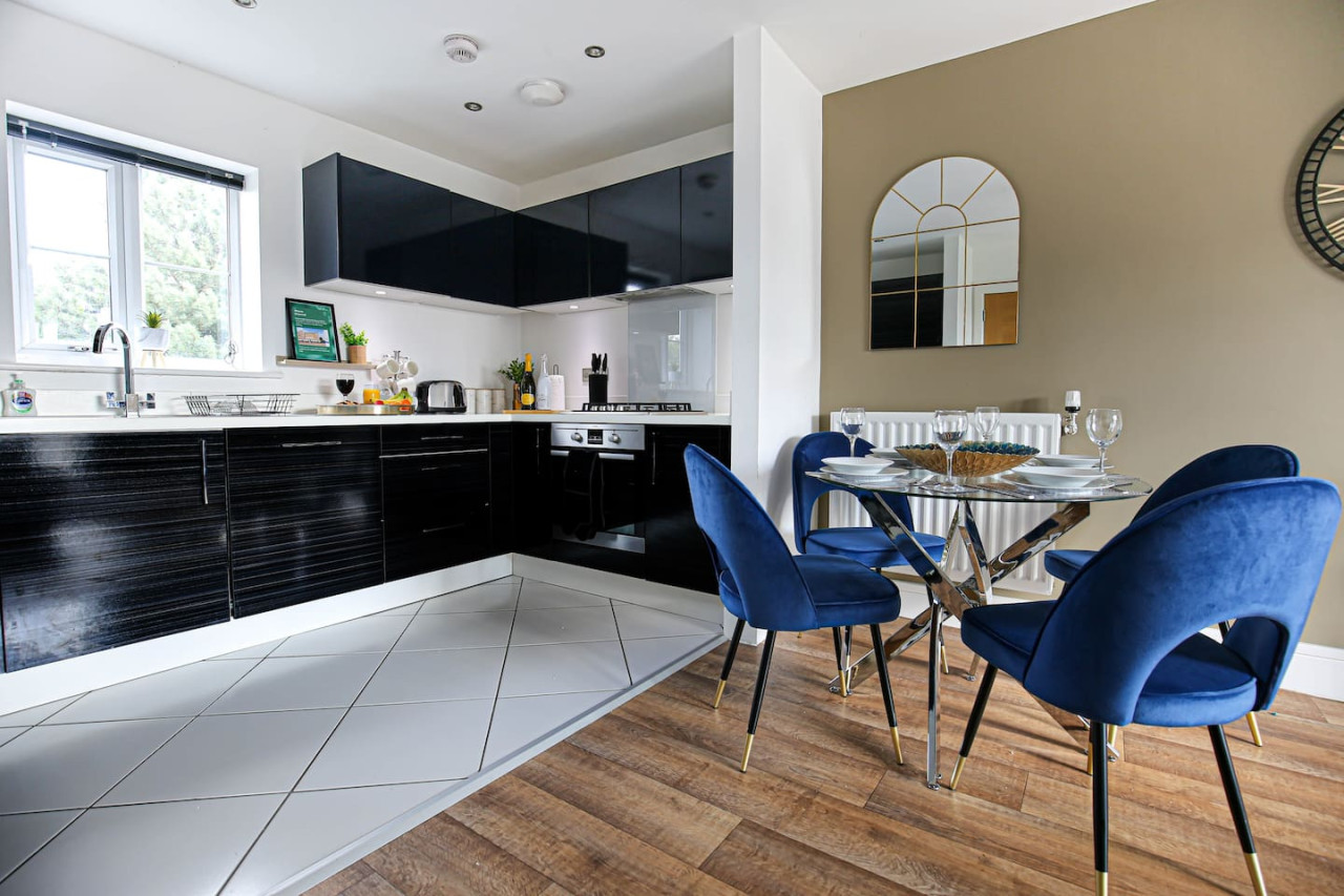 Luxury Apartment with Balcony, Parking & Fast Wifi in 92 Rowditch Furlong Flat 5 - Property image 6 - VivreStays
