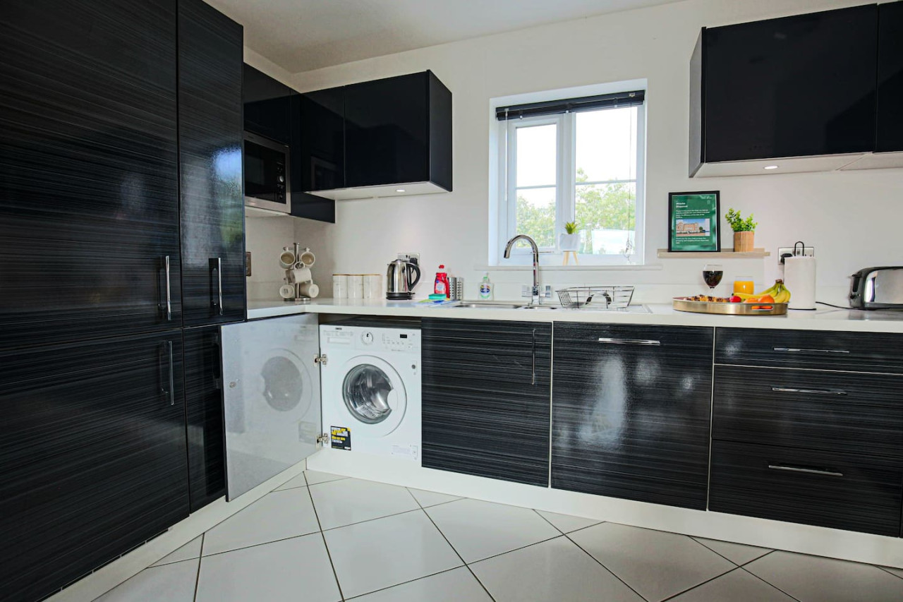 Luxury Apartment with Balcony, Parking & Fast Wifi in 92 Rowditch Furlong Flat 5 - Property image 9 - VivreStays