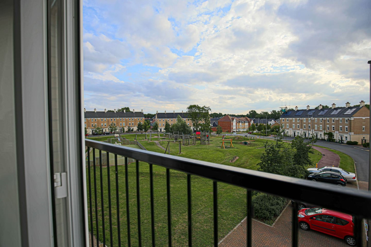 Luxury Apartment with Balcony, Parking & Fast Wifi in 92 Rowditch Furlong Flat 5 - Property image 26 - VivreStays