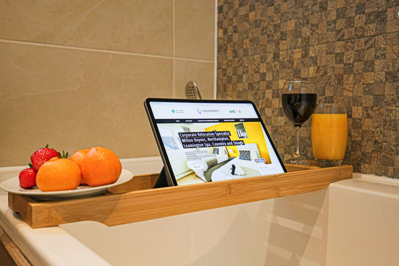Luxury Apartment with Balcony, Parking & Fast Wifi in 92 Rowditch Furlong Flat 5 - Property image 23 - VivreStays
