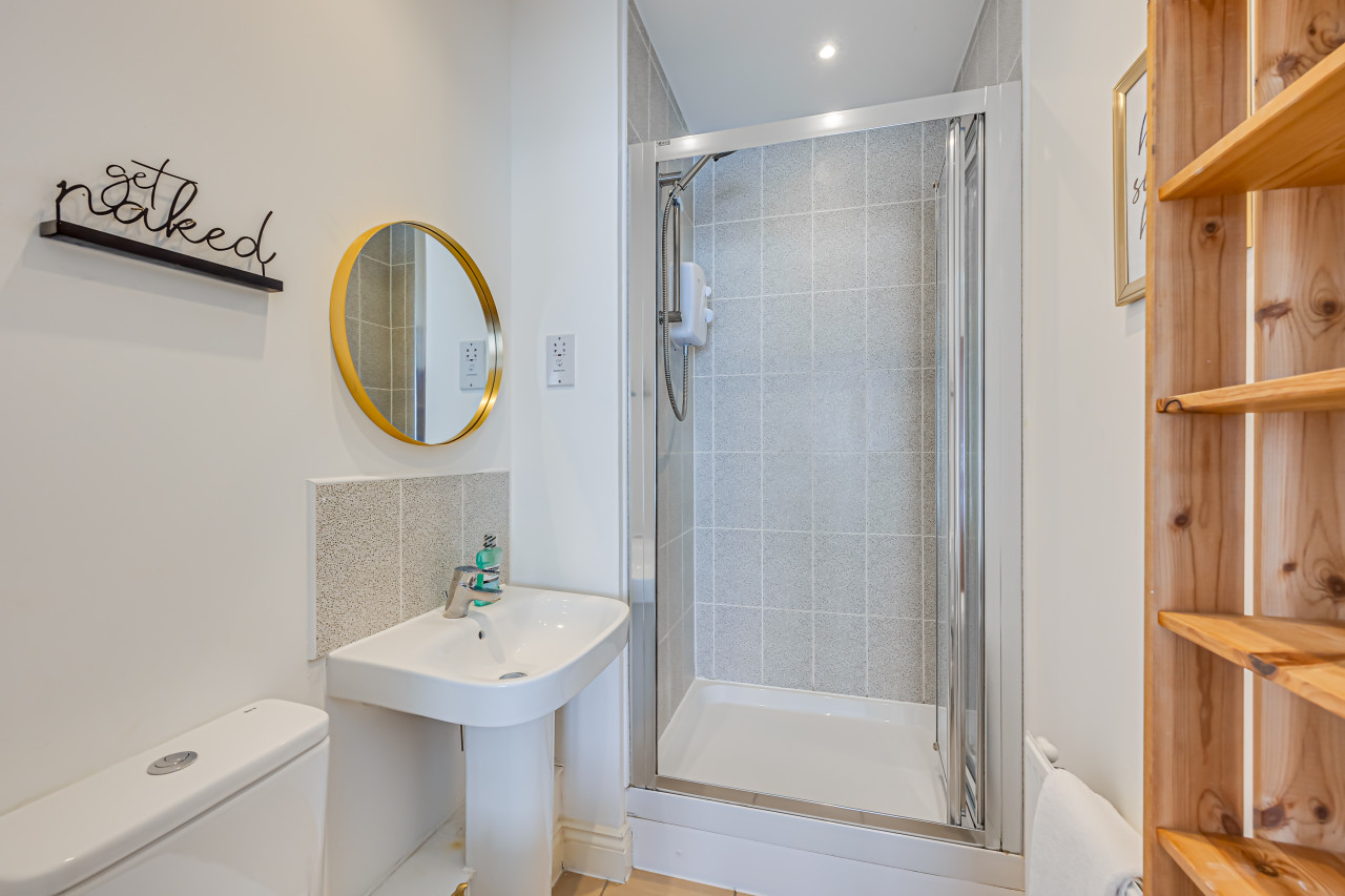 Elegant Apartment @ Campbell Park • City Centre • Balcony • Free Parking • Sky TV • Fast WiFi in 3 Columbia Place Flat 1 Nassau Court - Property image 4 - VivreStays