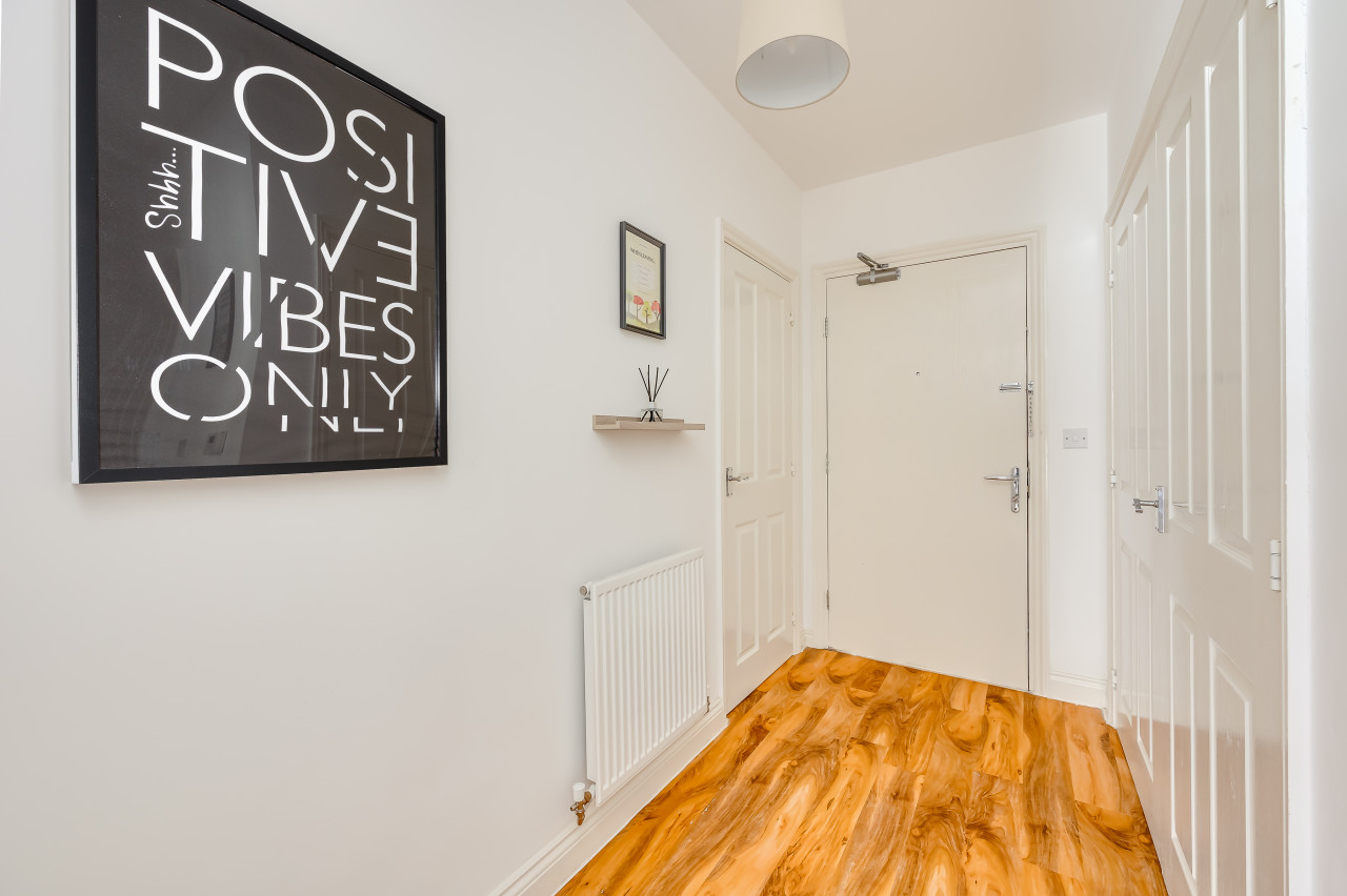 Elegant Apartment @ Campbell Park • City Centre • Balcony • Free Parking • Sky TV • Fast WiFi in 3 Columbia Place Flat 1 Nassau Court - Property image 16 - VivreStays