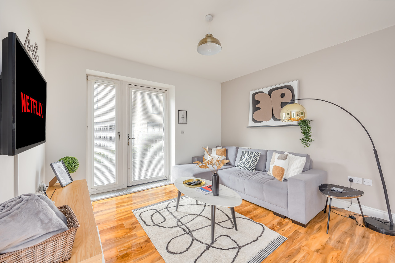 Elegant Apartment @ Campbell Park • City Centre • Balcony • Free Parking • Sky TV • Fast WiFi in 3 Columbia Place Flat 1 Nassau Court - Property image 12 - VivreStays