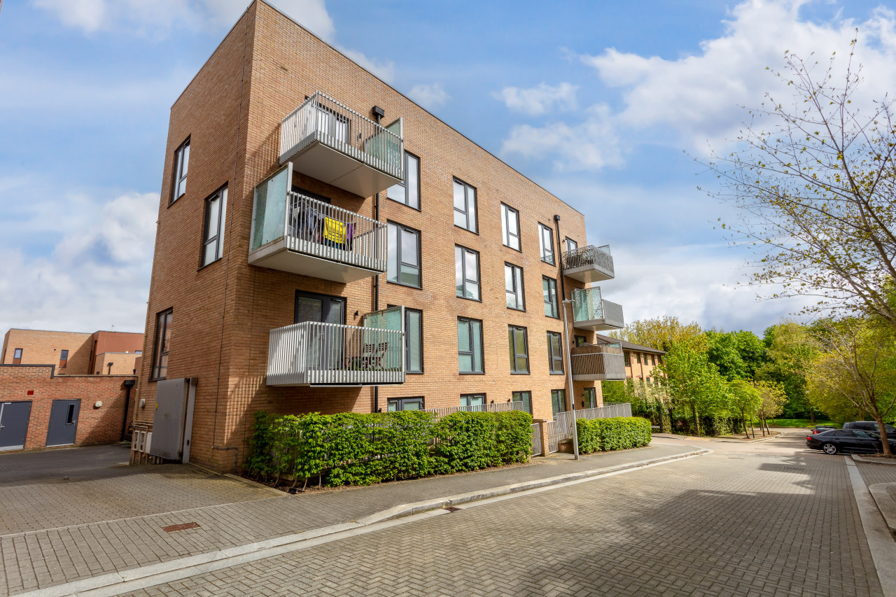Elegant Apartment @ Campbell Park • City Centre • Balcony • Free Parking • Sky TV • Fast WiFi in 3 Columbia Place Flat 1 Nassau Court - Property image 21 - VivreStays