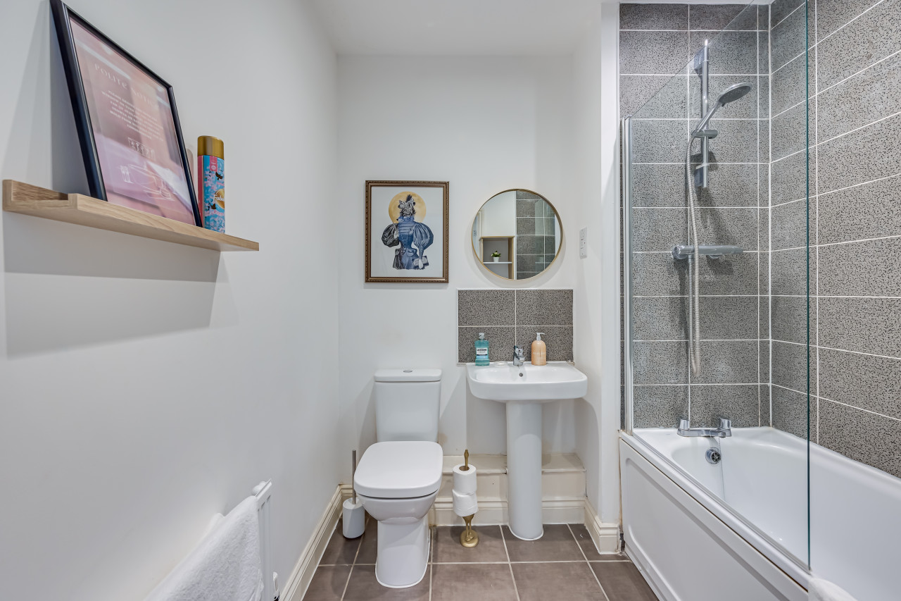 Elegant Apartment @ Campbell Park • City Centre • Balcony • Free Parking • Sky TV • Fast WiFi in 3 Columbia Place Flat 1 Nassau Court - Property image 9 - VivreStays