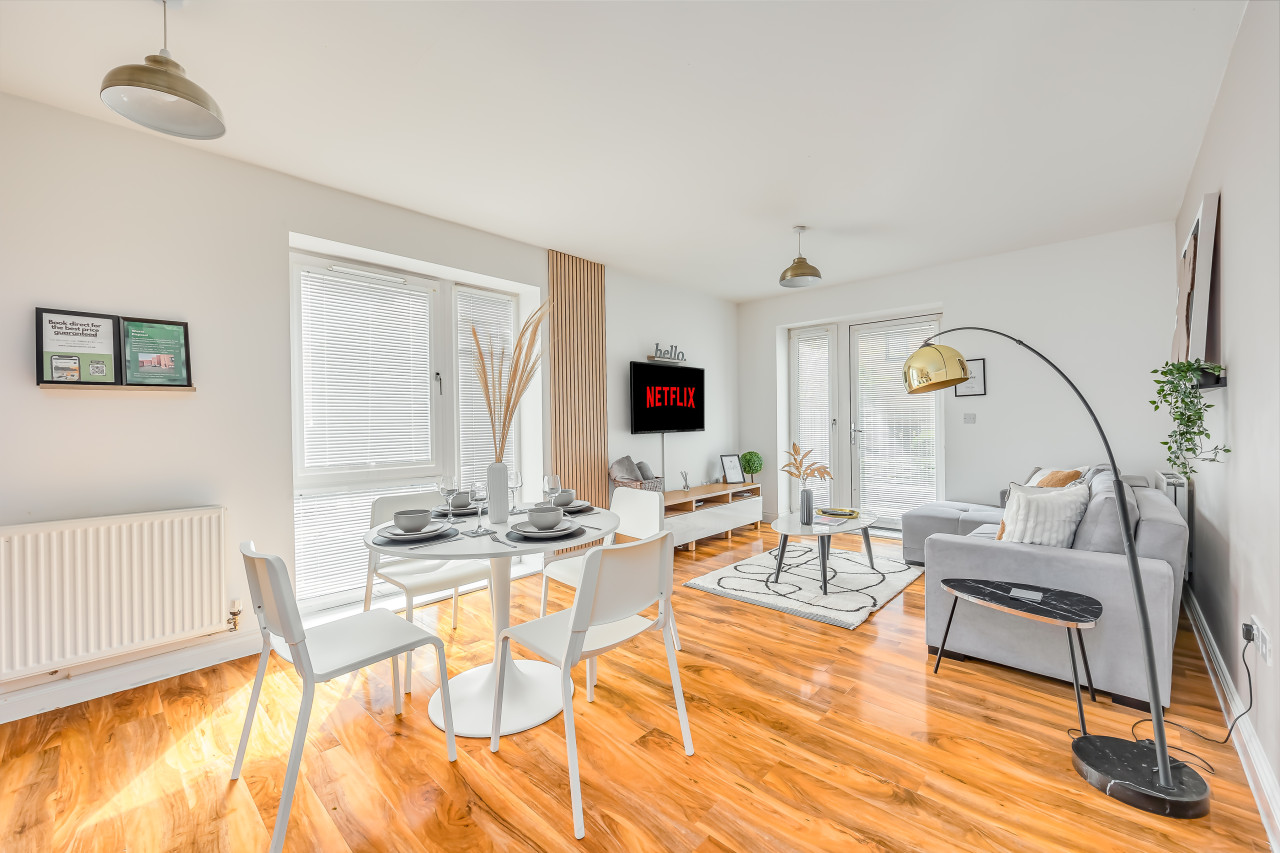 Elegant Apartment @ Campbell Park • City Centre • Balcony • Free Parking • Sky TV • Fast WiFi in 3 Columbia Place Flat 1 Nassau Court - Property image 10 - VivreStays